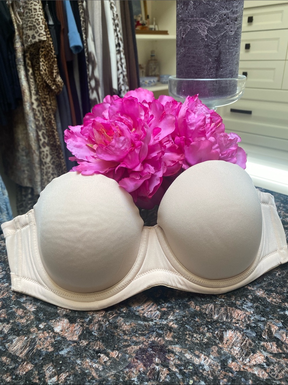 Wacoal - Strapless Smooth Convertible Bra in Light Beige.  32 DD. EUC.